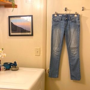 Super soft, relaxed girlfriend style Gap jeans. Classic and comfortable!